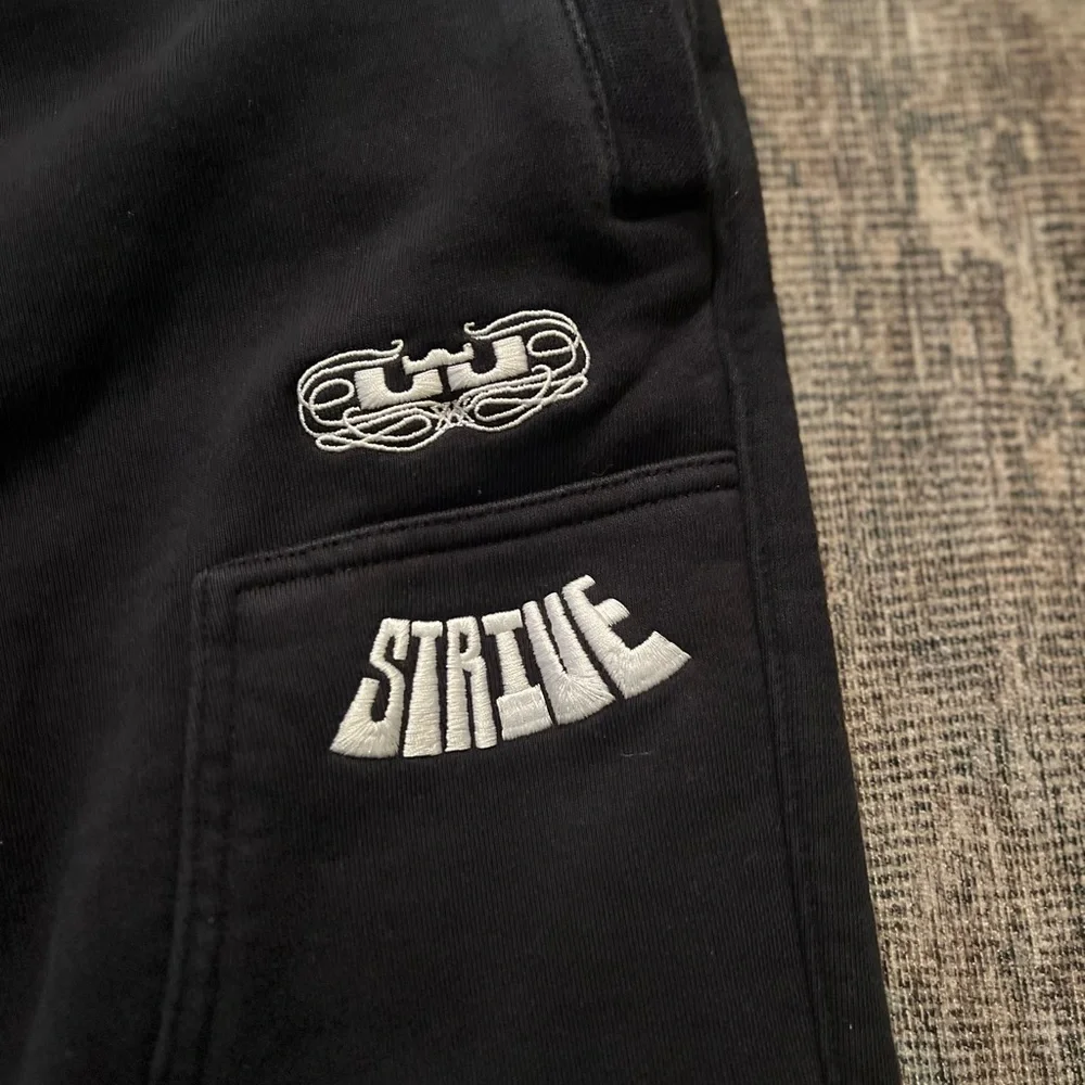EUC Kids' LBJ Graphic Basketball Pants Joggers Large